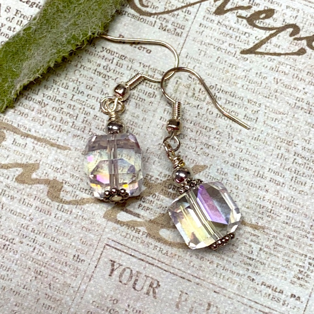 NEW handmade dainty cubes clear iridescent earring - Picture 3 of 4